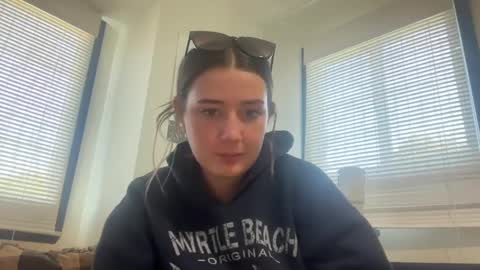 starqueenieee online show from September 2025 04:28:02 PM