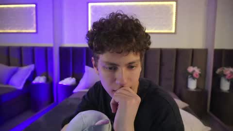 Esrefan online show from April 2026 01:42:02 AM