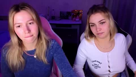 stefany_and_bettany online show from December 2025 07:41:01 PM