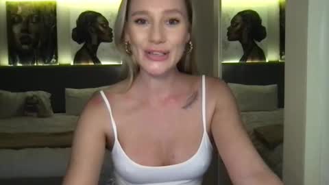 Snapshot of stella_loveu chatting on September 2025 01:57:02 PM Stella online show from September 2025 01:57:02 PM