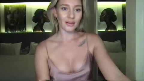 Snapshot of stella_loveu chatting on September 2025 12:19:01 PM Stella online show from September 2025 12:19:01 PM