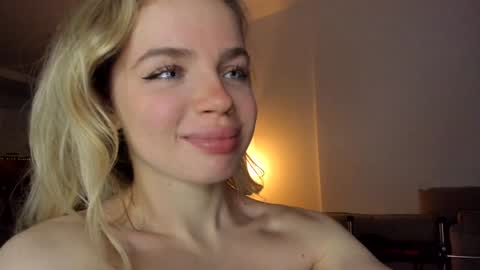 Snapshot of stella_vans chatting on December 2024 01:07:02 PM Asella online show from December 2024 01:07:02 PM