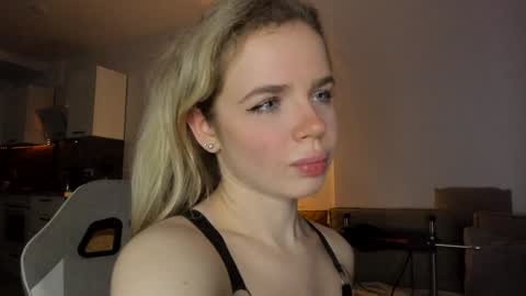 Snapshot of stella_vans chatting on December 2024 12:44:01 PM Asella online show from December 2024 12:44:01 PM