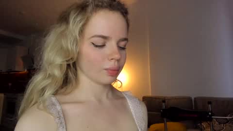 Snapshot of stella_vans chatting on December 2024 12:01:02 PM Asella online show from December 2024 12:01:02 PM