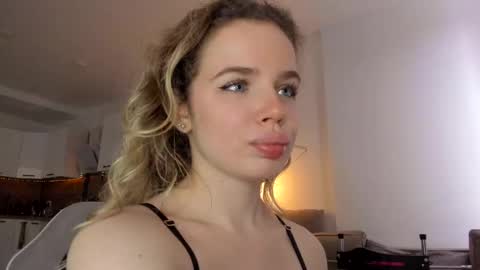 Snapshot of stella_vans chatting on March 2025 11:38:02 AM Asella online show from March 2025 11:38:02 AM