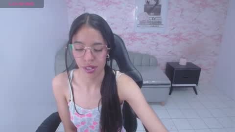 Snapshot of stephania_t chatting on December 2024 04:01:02 AM Stephania online show from December 2024 04:01:02 AM