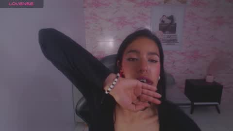 Snapshot of stephania_t chatting on December 2024 06:46:02 AM Stephania online show from December 2024 06:46:02 AM