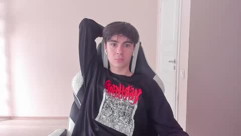 Snapshot of stralght_twinks chatting on September 2025 08:39:01 AM Ray online show from September 2025 08:39:01 AM