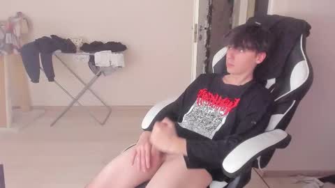 Snapshot of stralght_twinks chatting on October 2025 12:36:02 PM Ray online show from October 2025 12:36:02 PM