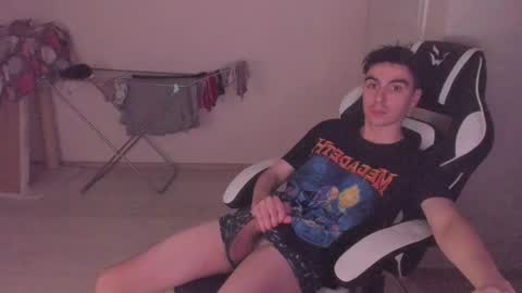 Snapshot of stralght_twinks chatting on October 2025 04:40:01 PM Ray online show from October 2025 04:40:01 PM