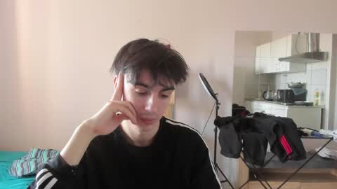 Snapshot of stralght_twinks chatting on April 2026 11:25:01 AM Ray online show from April 2026 11:25:01 AM