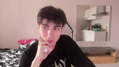 Snapshot of stralght_twinks chatting on April 2026 03:35:02 PM Ray online show from April 2026 03:35:02 PM