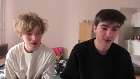 Snapshot of stralght_twinks chatting on April 2026 10:17:02 AM Ray online show from April 2026 10:17:02 AM