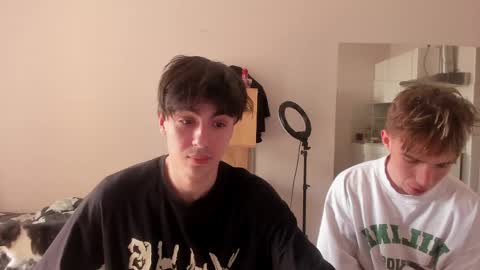 Snapshot of stralght_twinks chatting on May 2026 01:06:01 PM Ray online show from May 2026 01:06:01 PM