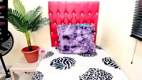 strawberry_lipz online show from October 2025 08:00:02 AM