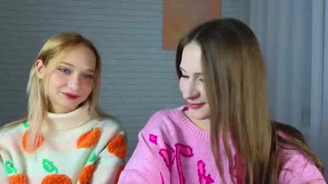 Snapshot of strawberryglow chatting on November 2025 02:12:01 AM Alice and Violetta online show from November 2025 02:12:01 AM