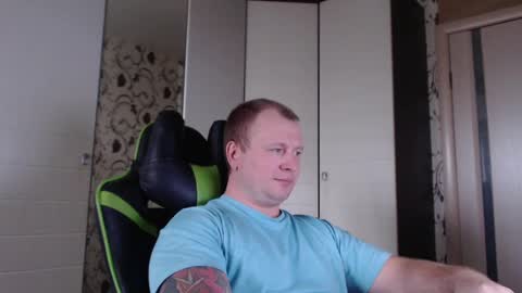 Snapshot of strongass18 chatting on January 2025 11:42:02 AM Alex online show from January 2025 11:42:02 AM