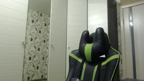 Snapshot of strongass18 chatting on January 2025 01:25:02 PM Alex online show from January 2025 01:25:02 PM