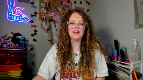 Snapshot of strwbby chatting on July 2026 03:23:01 AM Strwbby online show from July 2026 03:23:01 AM