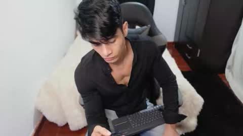 stylish men online show from October 2025 01:34:02 PM