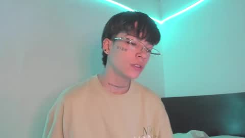 Snapshot of submissive_boyy_ chatting on December 2024 03:47:02 PM nico online show from December 2024 03:47:02 PM