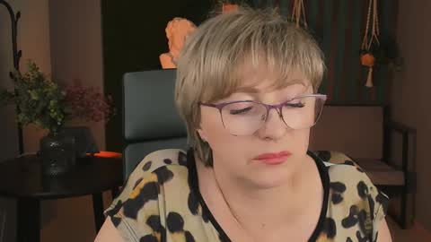 Vivien online show from December 2024 12:23:01 PM