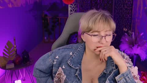 Vivien online show from December 2024 07:42:02 PM