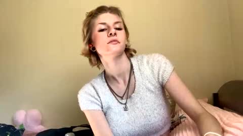 Snapshot of suicunebitch chatting on December 2024 08:14:02 PM Ophelia online show from December 2024 08:14:02 PM