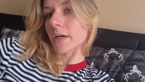 Snapshot of suicunebitch chatting on October 2025 08:43:02 PM Ophelia online show from October 2025 08:43:02 PM