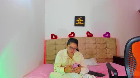 Snapshot of summer_girls01 chatting on October 2025 11:02:01 PM summer_girls01 online show from October 2025 11:02:01 PM