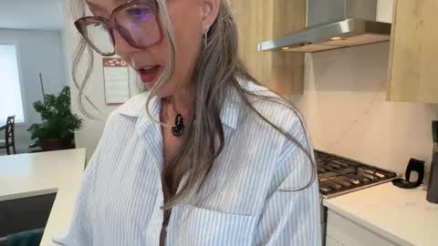 Snapshot of sunnie_dayz chatting on May 2026 07:00:02 PM Hi Im Sunnie - Next show Friday August 1 online show from May 2026 07:00:02 PM
