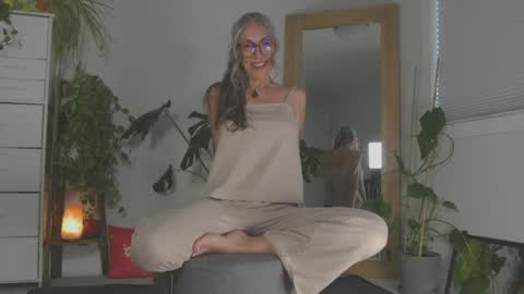 Snapshot of sunnie_dayz chatting on May 2026 10:26:01 PM Hi Im Sunnie - Next show Friday August 1 online show from May 2026 10:26:01 PM