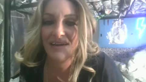 Snapshot of sunshynedreamz chatting on October 2025 08:12:02 AM sunshynedreamz online show from October 2025 08:12:02 AM