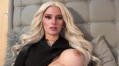 Snapshot of surprisecockmia chatting on December 2024 04:25:02 AM Mia online show from December 2024 04:25:02 AM