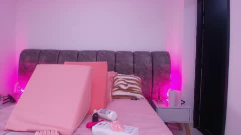 Debora  online show from November 2025 12:05:02 PM