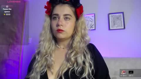 Snapshot of sweet_bella_valery_ chatting on November 2025 10:10:02 PM Bella Valery online show from November 2025 10:10:02 PM