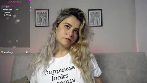 Snapshot of sweet_bella_valery_ chatting on November 2025 09:36:01 PM Bella Valery online show from November 2025 09:36:01 PM