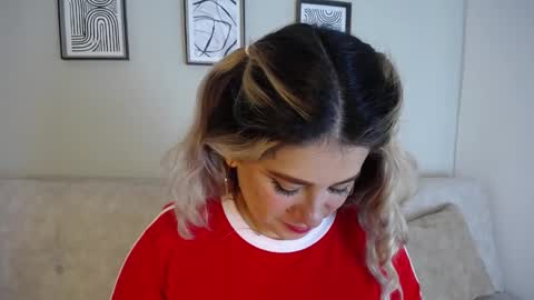 Snapshot of sweet_bella_valery_ chatting on November 2025 10:53:02 PM Bella Valery online show from November 2025 10:53:02 PM