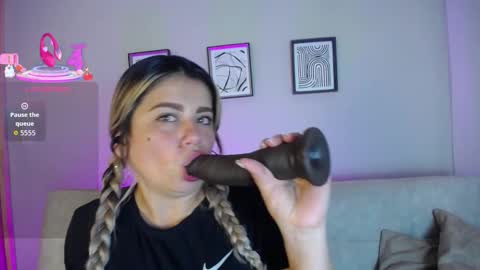 Snapshot of sweet_bella_valery_ chatting on December 2025 10:27:02 PM Bella Valery online show from December 2025 10:27:02 PM