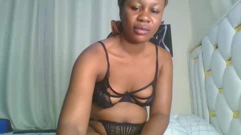 Snapshot of sweet_blackgal chatting on December 2024 02:20:02 AM Lavie online show from December 2024 02:20:02 AM