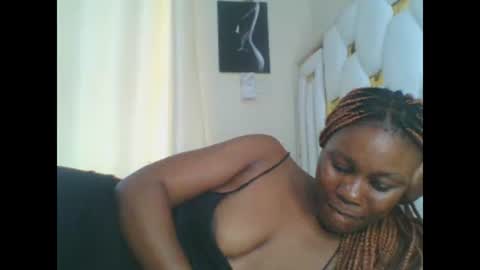 Snapshot of sweet_blackgal chatting on December 2024 06:36:01 AM Lavie online show from December 2024 06:36:01 AM