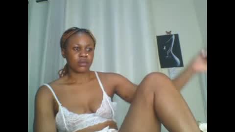 Snapshot of sweet_blackgal chatting on December 2024 06:05:01 PM Lavie online show from December 2024 06:05:01 PM