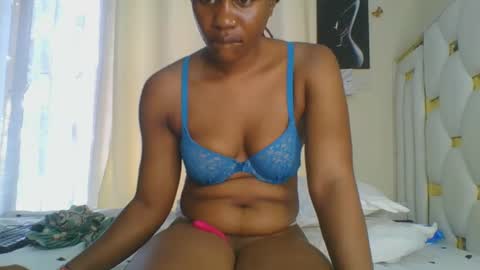 Snapshot of sweet_blackgal chatting on February 2025 07:01:02 AM Lavie online show from February 2025 07:01:02 AM