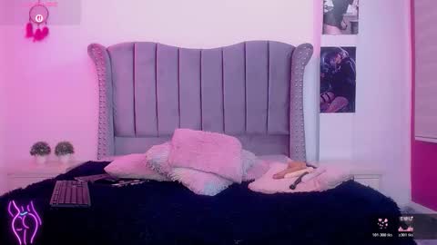 sweet_naomy01 online show from October 2025 05:02:02 PM