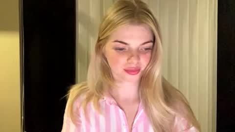 Snapshot of sweet_sinn_ chatting on November 2025 09:47:01 PM Mira online show from November 2025 09:47:01 PM