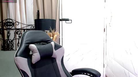 Leah online show from November 2025 11:26:02 PM