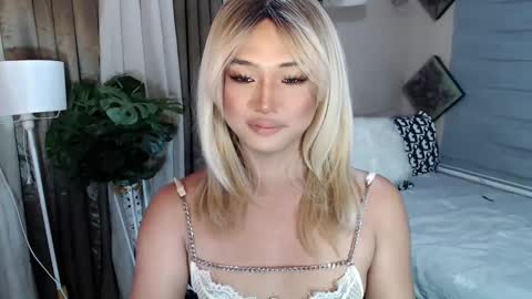 Snapshot of sweet_tenshi chatting on March 2025 09:42:01 AM tenshi online show from March 2025 09:42:01 AM