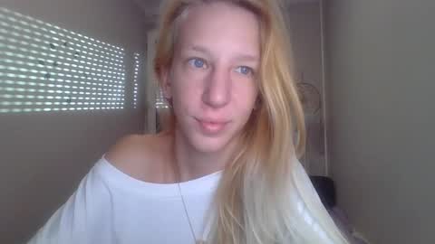 Snapshot of sweetblondye chatting on September 2025 05:31:02 AM MayaBlonde online show from September 2025 05:31:02 AM