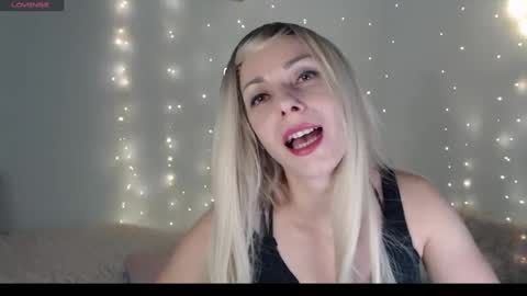 Snapshot of sweetledyselin chatting on December 2024 03:43:02 PM SweetLedySelin online show from December 2024 03:43:02 PM