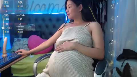 Snapshot of sweetmom12 chatting on January 2025 02:12:02 AM Sweetmom12 online show from January 2025 02:12:02 AM